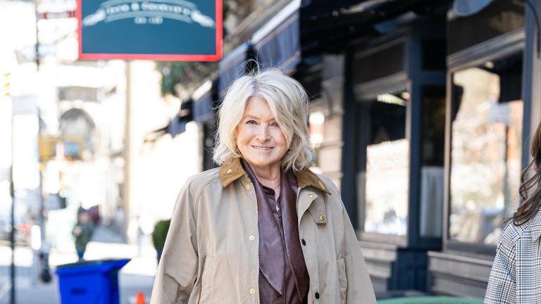 η μαρθα στιουαρτ με τζακετ μπεζ και κλος τζιν φουστα