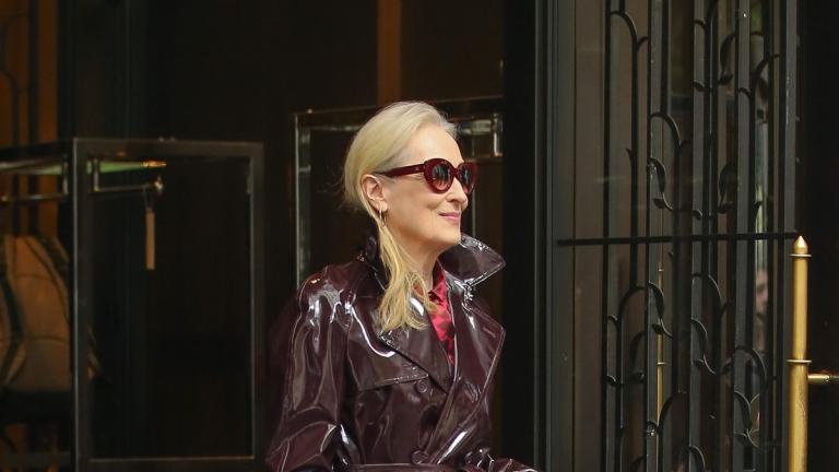 Η μεριλ στριπ με μπορντο βινιλ πανωφορι 