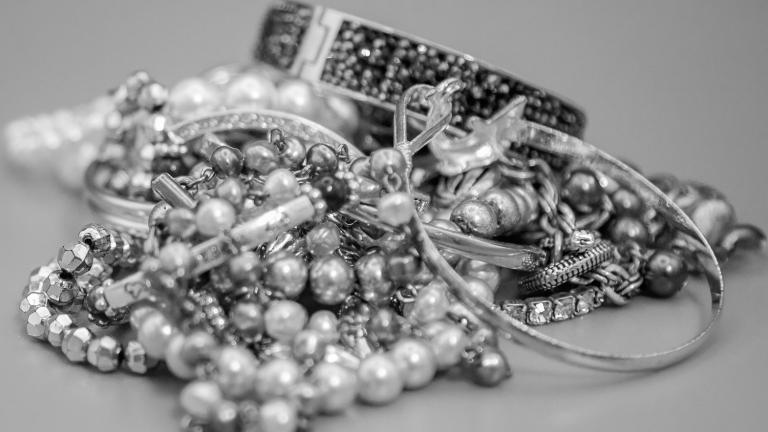 Ξεμπερδέψτε τα κολιέ σας ακόμη και με.. καθαριστικό τζαμιών