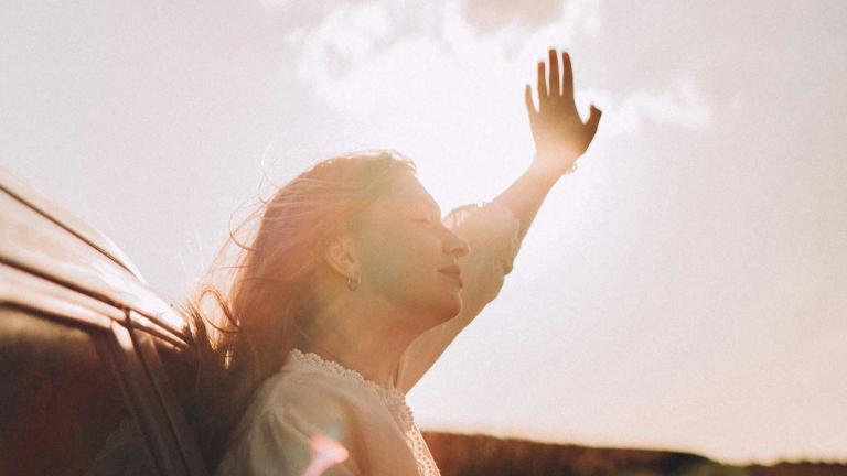 νέα γυναίκα σε αυτοκίνητο στην εξοχή