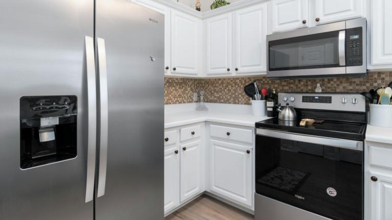 Τα ντουλάπια της κουζίνας είναι από τα σημεία του σπιτιού που λερώνονται πιο εύκολα 