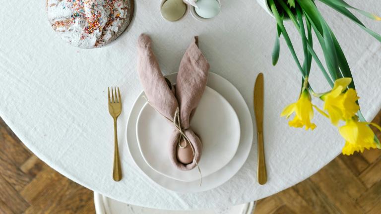 Πασχαλινό τραπέζι με διακόσμηση/Φωτογραφία Pexels 