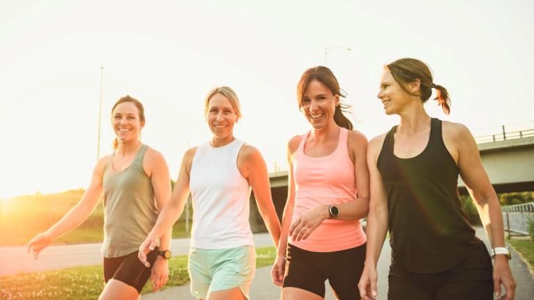 γυναίκες κάνουν περπάτημα για να χάσουν κιλά