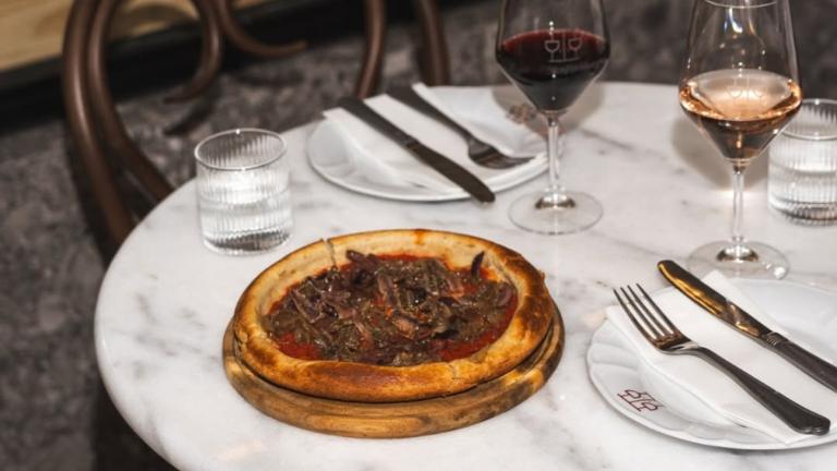 Πίτσα και ποτήρια στο τραπέζι