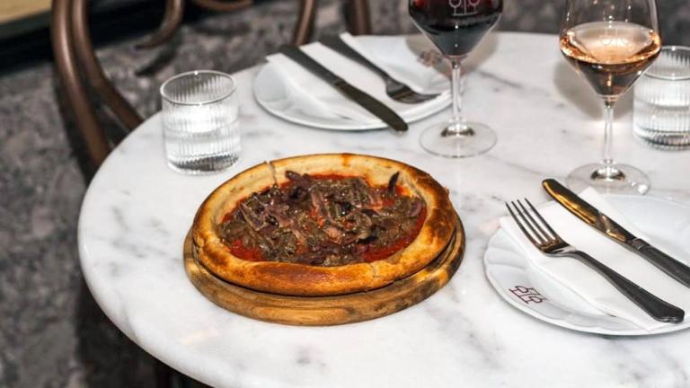 Πίτσα και ποτήρια στο τραπέζι