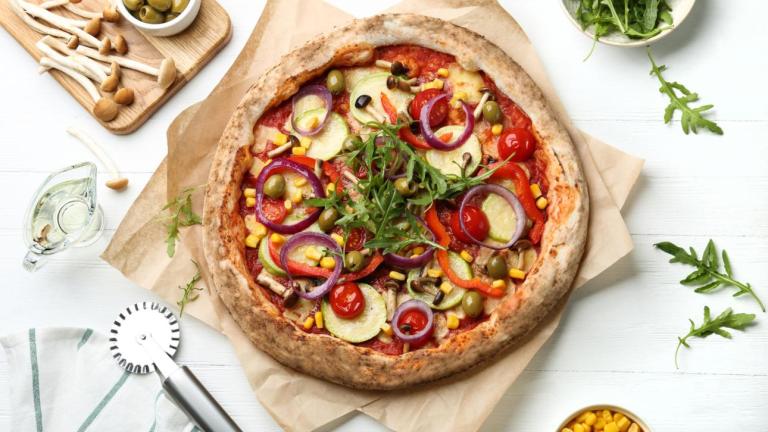 Πίτσα με γαλοπούλα και λαχανικά / Φωτογραφία: Shutterstock