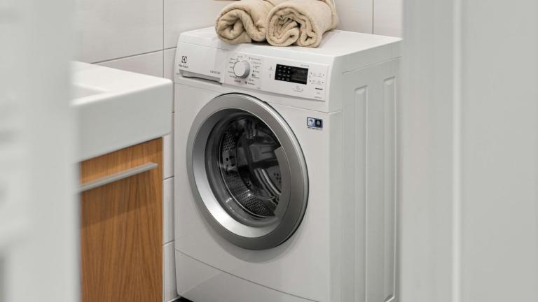 Eίναι συχνό πρόβλημα να τραντάζεται το πλυντήριο ρούχων κατά το στίψιμο