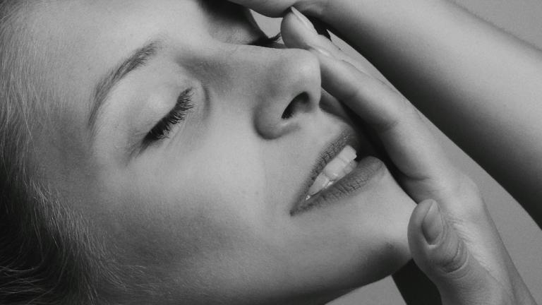 Γυναίκα με ωραία επιδερμίδα 