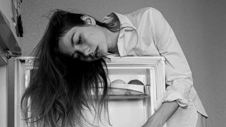 γυναίκα στο ψυγείο