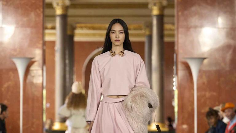 Ροζ δημιουργία από τη συλλογή Louis Vuitton Άνοιξη-Καλοκαίρι 2026 