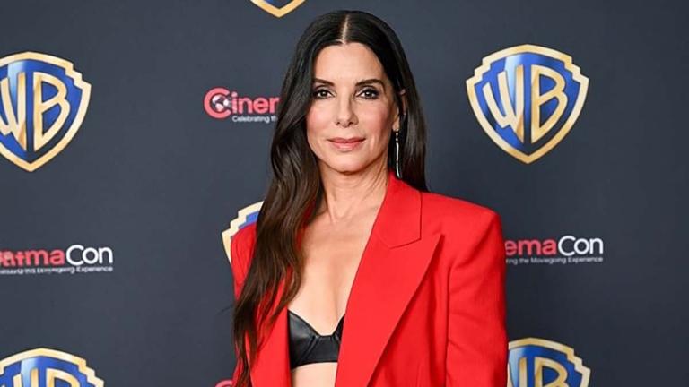 Η Σάντρα Μπούλοκ με κόκκινο σακάκι 