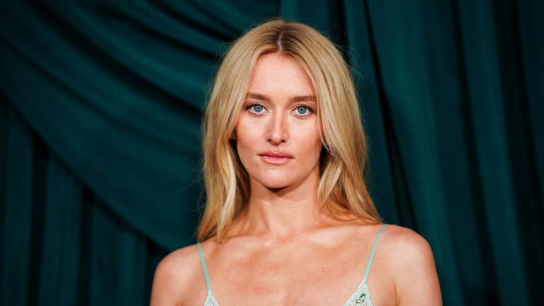 Πώς η Σάρα Πίτζον έγινε Καρολίν Μπεσέτ