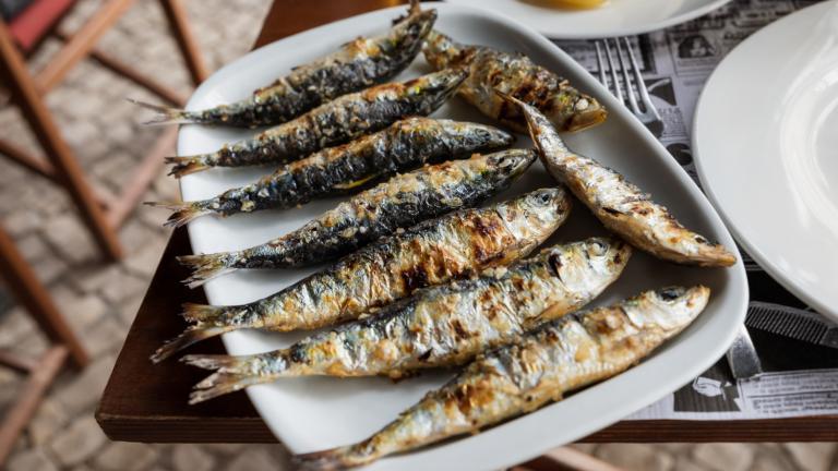 Το viral «φυσικό botox»: Οι σαρδέλες κάνουν όντως καλό στο δέρμα;