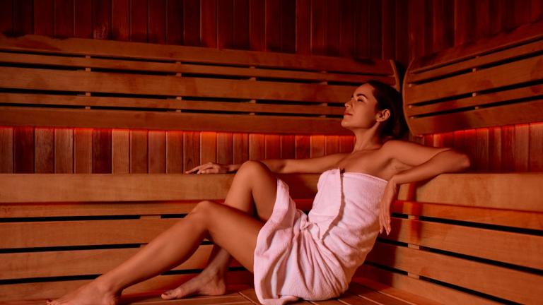γυναίκα κάνει σάουνα και ενισχύει το ανοσοποιητικό σύστημα