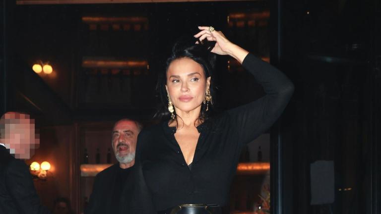 η σιλια κριθαριωτη με μαυρο φορεμα σε στιλ πουκαμισο