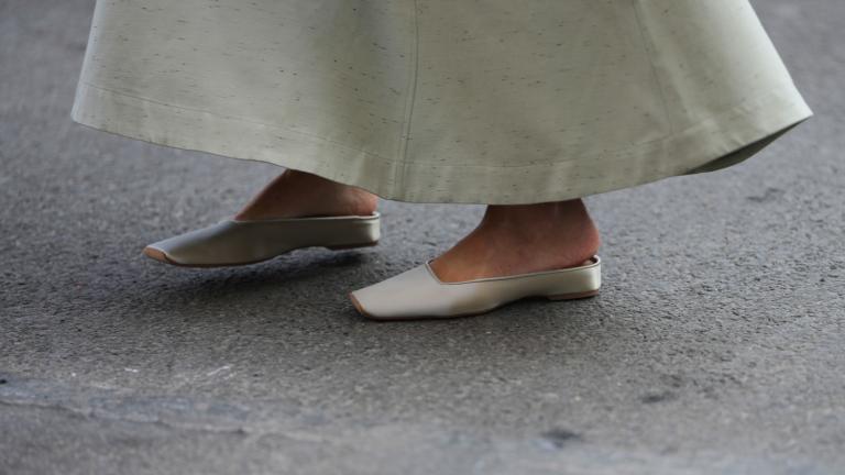 Slippers: Η τάση-έκπληξη που θα φορεθεί παντού φέτος το καλοκαίρι