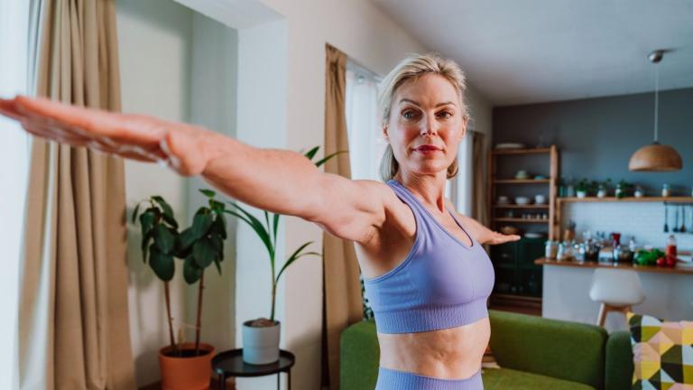 γυναίκα ετοιμάζεται να κάνει την άσκηση goblet squat