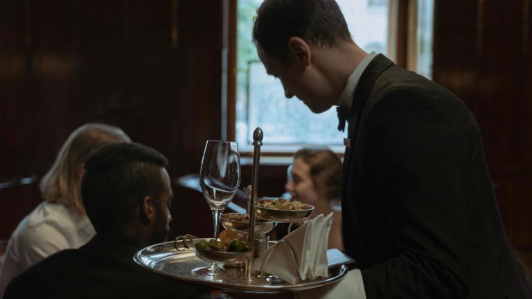 Σερβιτόρος εξυπηρετεί πελάτες