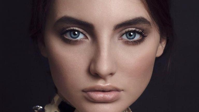 μοντέλο με γαλανά μάτια και σμόκυ μακιγιάζ ματιών