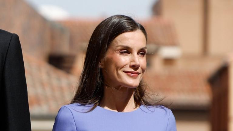 Βασίλισσα Λετίθια με μωβ φόρεμα και κανελλί κραγιόν