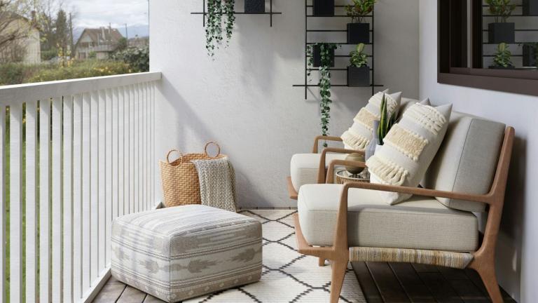 Κρεμαστές ζαρντινιέρες και έπιπλα που ταιριάζουν στον χώρο της βεράντας μπορούν να χαρίσουν ανανέωση/ Φωτογραφία: Unsplash