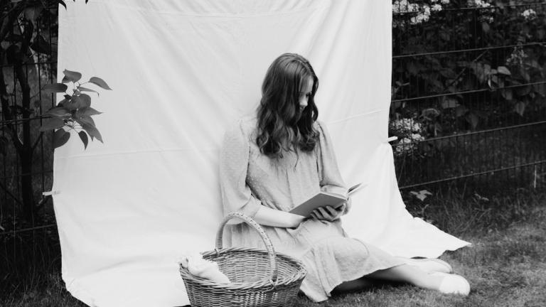 γυναίκα διαβάζει