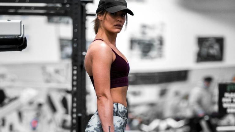 γυναίκα με δυνατά χέρια