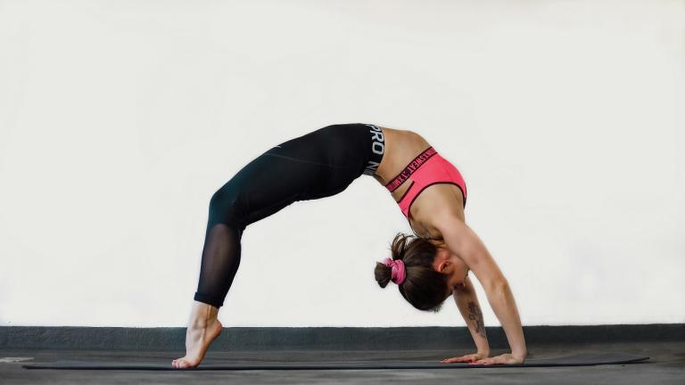 Άσκηση στη yoga - Φωτογραφία Pexels 