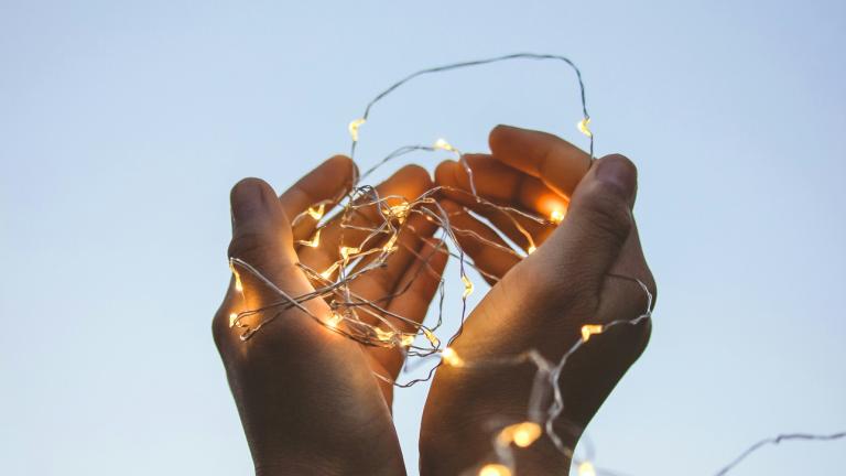 Λαμπάκια μέσα σε χέρι