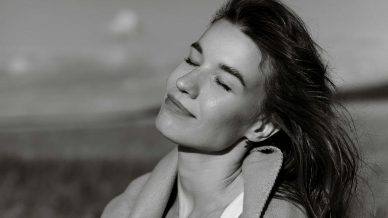 Γυναίκα απολαμβάνει τον ήλιο 