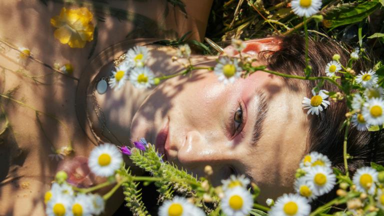 Κοπέλα περιτριγυρισμένη από λουλούδια 