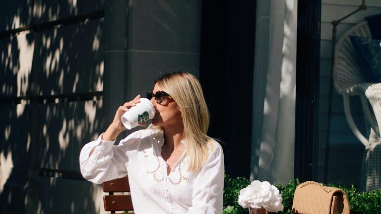 Γυναίκα που πίνει καφέ 