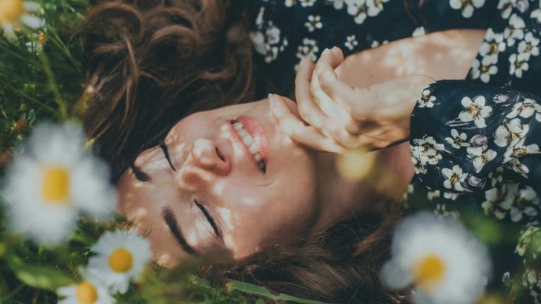 Γυναίκα που περιτριγυρίζεται από λουλούδια