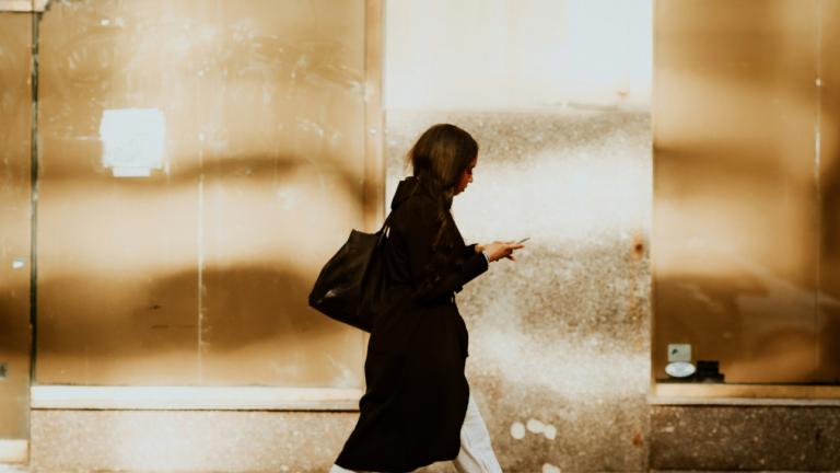 Γυναίκα που προχωρά 