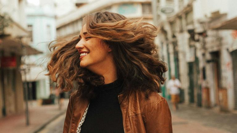 Χαρούμενη γυναίκα 