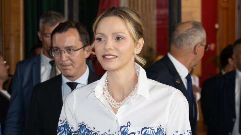 H πριγκίπισσα Σαρλίν με φόρεμα με λευκό και μπλε μοτίβο