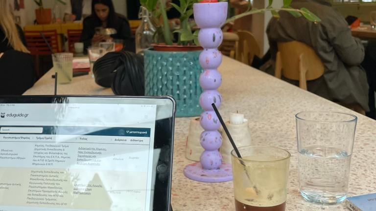 Τα ήσυχα καφέ της Αθήνας μας καλούν για διάβασμα