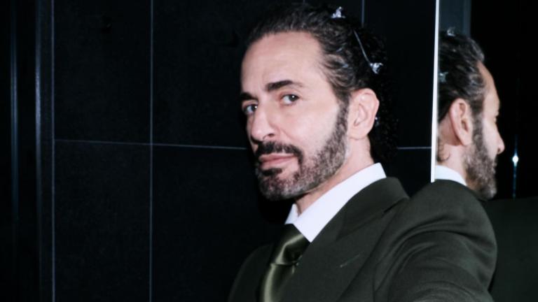 Marc Jacobs με μαύρο κοστούμι