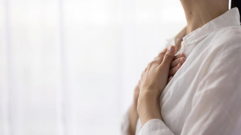 γυναίκα στην περιεμμηνόπαυση με συμπτώματα