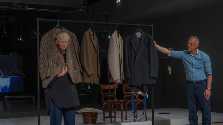 Η Tilda Swinton αφηγείται τη ζωή της μέσα από τα ρούχα των αγαπημένων της