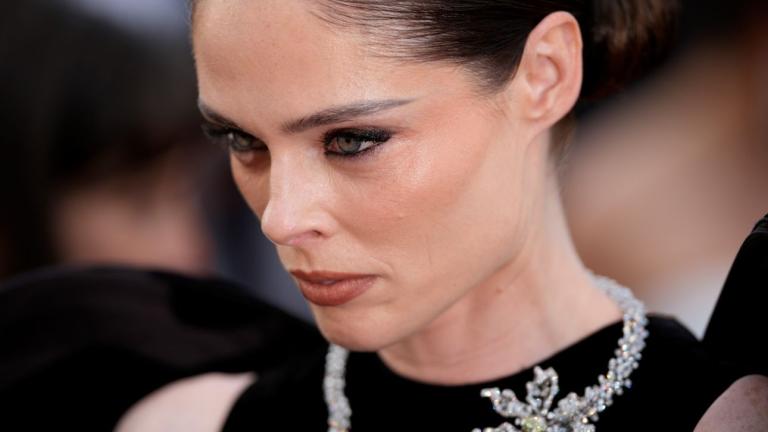 Coco Rocha κοντινή λήψη φεστιβάλ Καννών κόκκινο χαλί