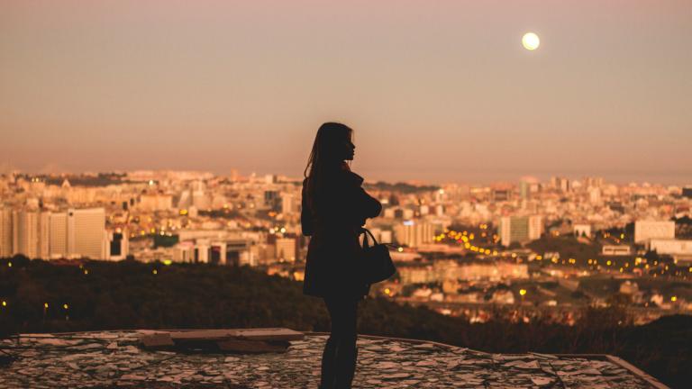 Γυναίκα που κοιτάζει τη θέα