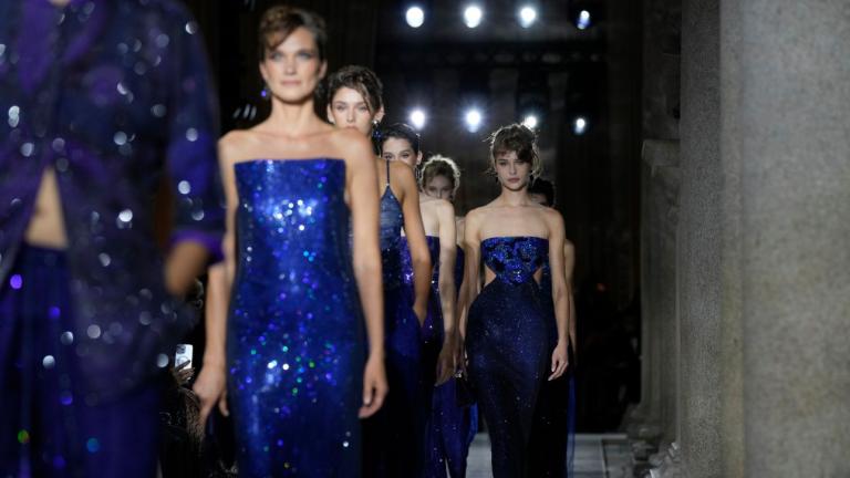 Μοντέλα στο show Armani με μπλε μοβ βραδινές δημιουργίες