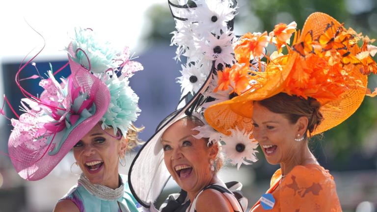 Royal Ascot 2026: Καπέλα, παστέλ αποχρώσεις και αριστοκρατική φινέτσα στην πρώτη ημέρα των ιπποδρομιών