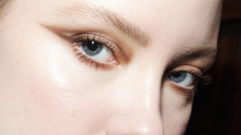 Το eyeliner του καλοκαιριού δεν είναι μαύρο -Οι αποχρώσεις που κάνουν τη διαφορά