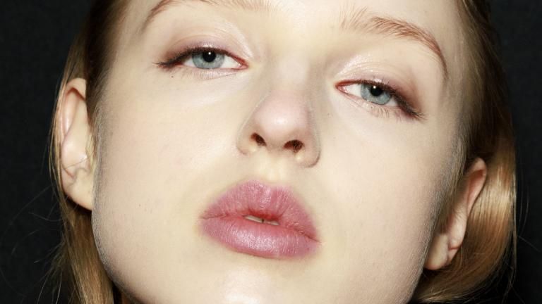  Frosty Pink Lips Trend: Μα τι έχουν πάθει όλες με τα παγωμένα ροζ χείλη των 2000s;