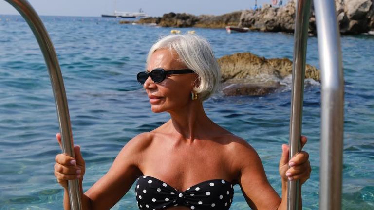Οι ασκήσεις κορμού που προτείνουν οι γυμναστές σε γυναίκες άνω των 50 για επίπεδη κοιλιά χωρίς ούτε έναν κοιλιακό