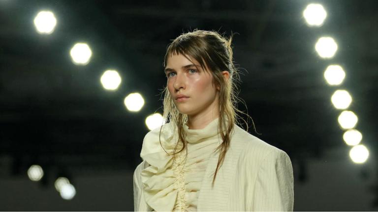 Μοντέλο του οίκου Dries Van Noten με λευκό πουκάμισο