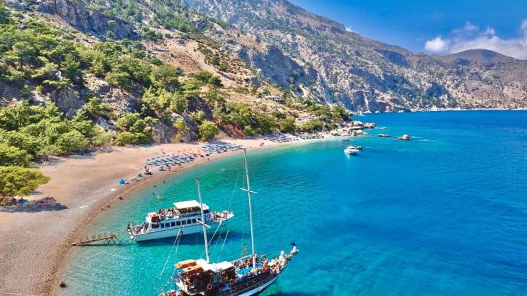 Η παραλία Άπελλα στην Κάρπαθο