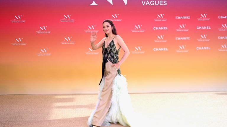 η μαριον κοτιγιαρ με συνολ chanel 